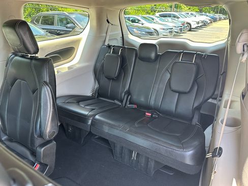 Used 2023 Chrysler Pacifica Touring-L FWD image 10