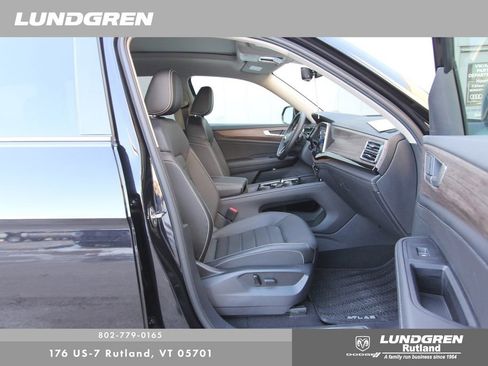 Certified 2025 Volkswagen Atlas SEL image 9