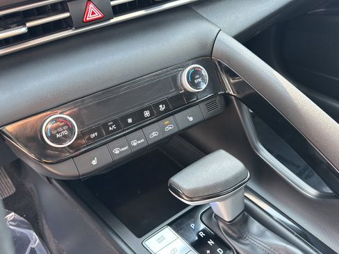 Used 2022 Hyundai Elantra Blue FWD image 26