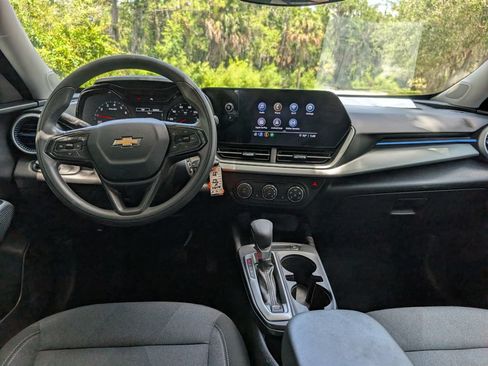 Used 2025 Chevrolet Trax LS w/ LS Convenience Package FWD image 11