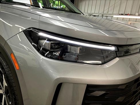 Used 2025 Volkswagen Tiguan SE w/ Panoramic Sunroof Package image 30