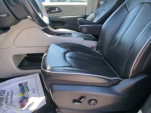 Used 2021 Chrysler Pacifica Limited FWD image 11