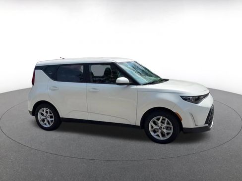 Used 2025 Kia Soul LX w/ LX Technology Package FWD image 2