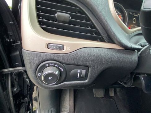 Used 2018 Jeep Cherokee Latitude FWD image 14