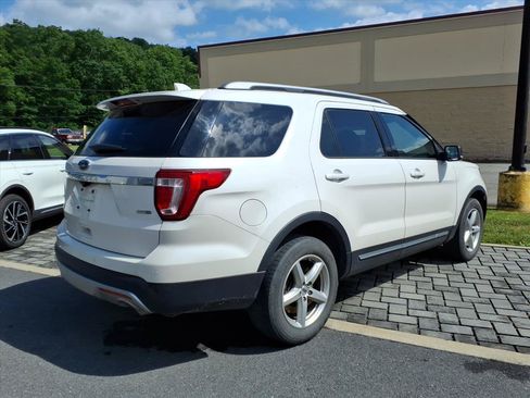 Used 2017 Ford Explorer XLT w/ Equipment Group 202A AWD/4WD image 4