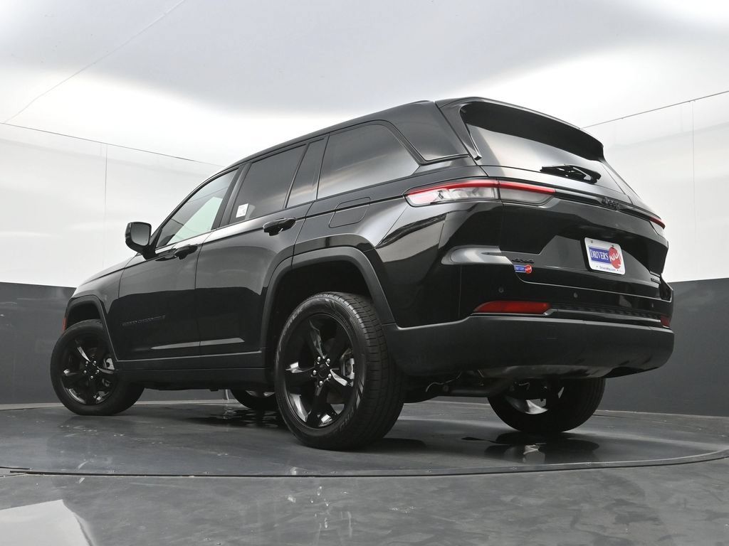Used 2023 Jeep Grand Cherokee Limited w/ Black Appearance Package AWD/4WD image 32