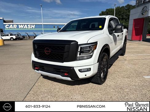 Used 2023 Nissan Titan PRO-4X w/ Pro-4x Convenience Package AWD/4WD image 10