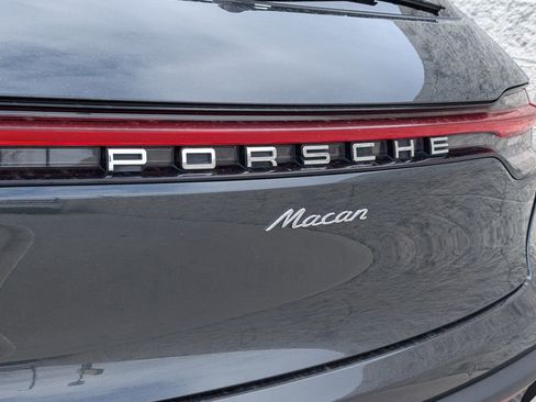 Certified 2022 Porsche Macan AWD/4WD image 33