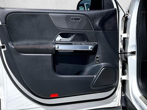 Used 2022 Mercedes-Benz GLB 250 image 18