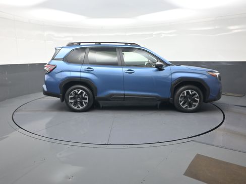 Used 2025 Subaru Forester Premium AWD/4WD image 2