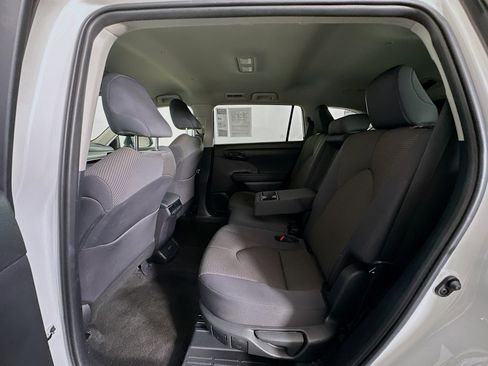 Used 2024 Toyota Highlander LE image 28