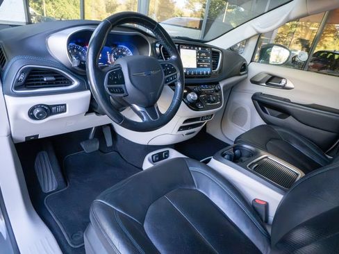 Used 2021 Chrysler Pacifica Touring-L w/ Uconnect Theater Family Group FWD image 9