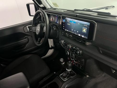 Used 2025 Jeep Wrangler Unlimited Rubicon image 34