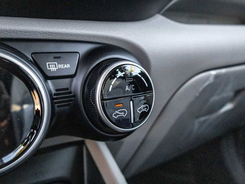 Used 2025 Hyundai Venue SEL image 25