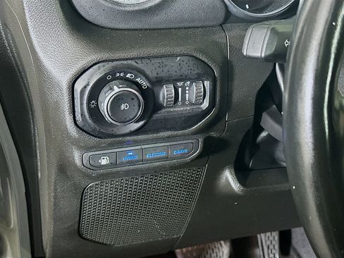 Used 2022 Jeep Wrangler Unlimited Sahara w/ Cold Weather Group AWD/4WD image 16