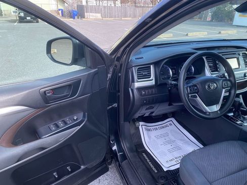 Used 2019 Toyota Highlander LE image 10