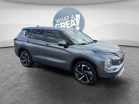 Used 2024 Mitsubishi Outlander SE image 1