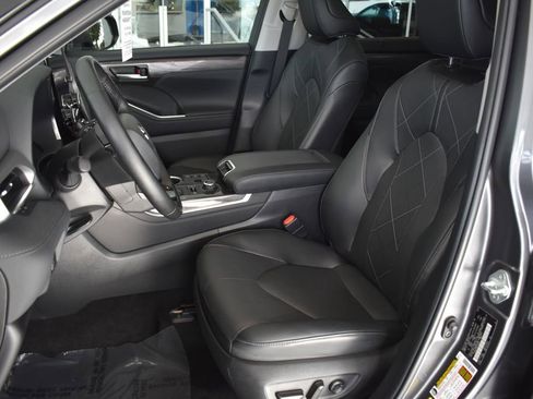 Used 2023 Toyota Highlander Platinum image 19