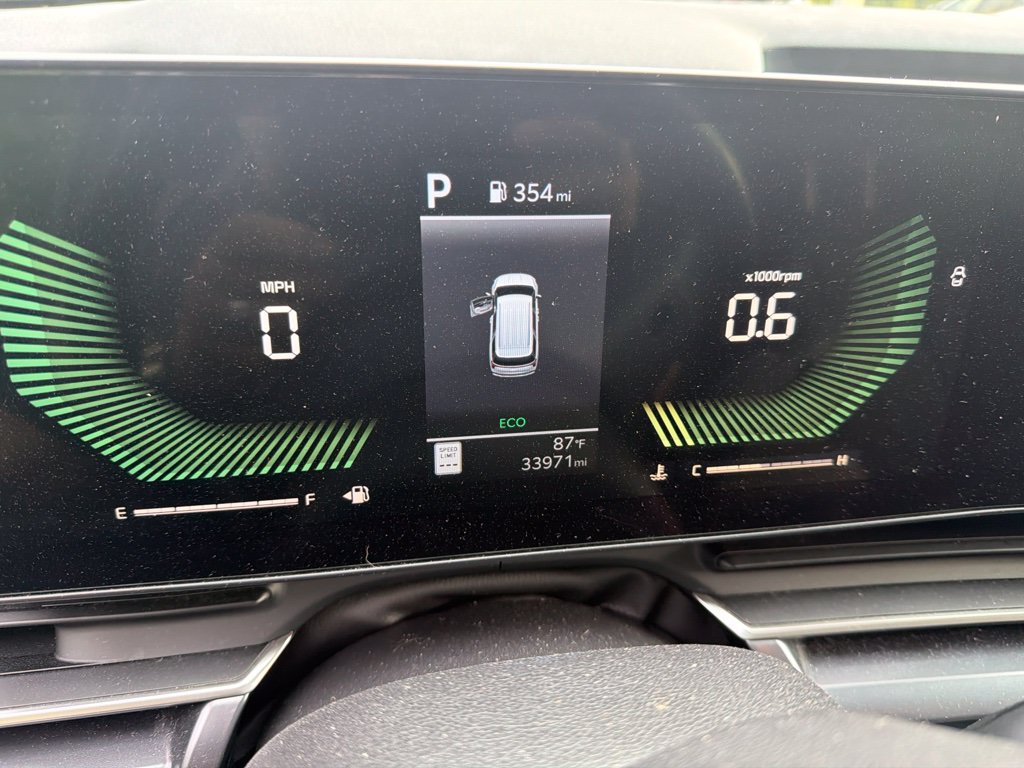 Used 2025 Kia Carnival FWD image 8
