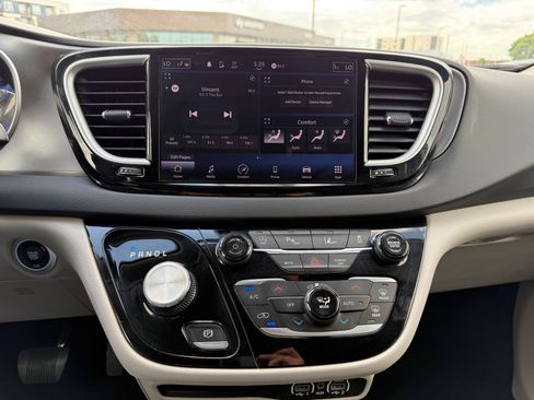 Used 2024 Chrysler Pacifica Touring-L FWD image 26