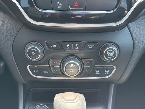Used 2019 Jeep Cherokee Limited w/ Luxury Group AWD/4WD image 26