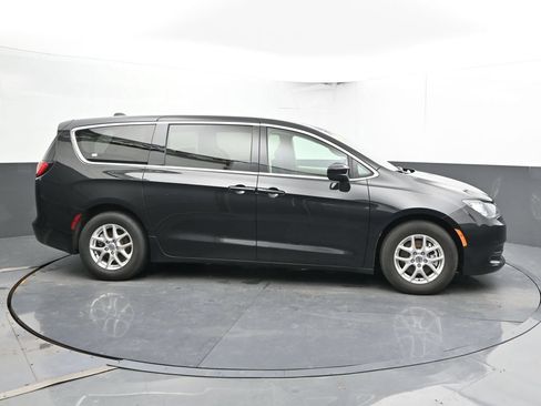 Used 2023 Chrysler Voyager LX FWD image 4