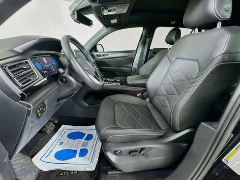 Used 2025 Volkswagen Atlas Cross Sport SE FWD image 25