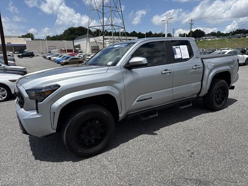 Used 2024 Toyota Tacoma SR5 w/ SR5 Upgrade Package AWD/4WD image 5