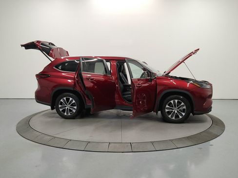 Used 2024 Toyota Highlander XLE FWD image 17