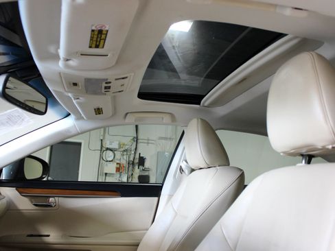 Used 2013 Lexus ES 300h w/ Luxury Pkg FWD image 30