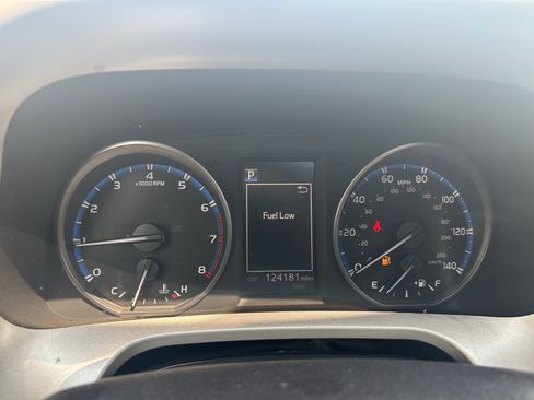 Used 2018 Toyota RAV4 XLE AWD/4WD image 25