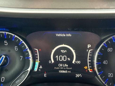 Used 2023 Chrysler Pacifica Touring-L AWD/4WD image 17