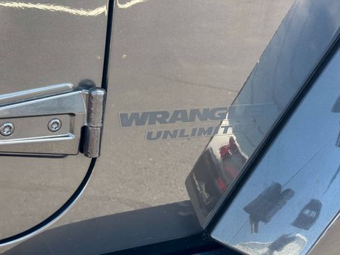 Used 2017 Jeep Wrangler Unlimited Sahara AWD/4WD image 14
