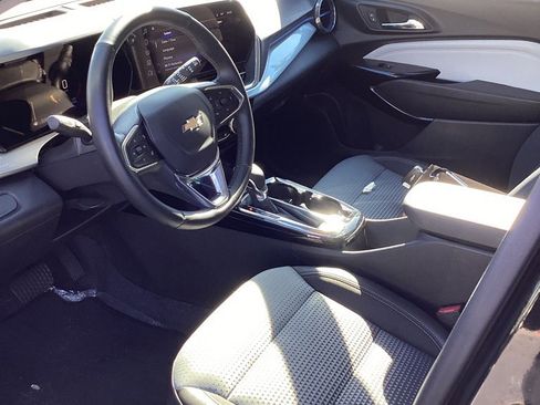 Used 2025 Chevrolet Trax LT w/ LT Convenience Package image 10