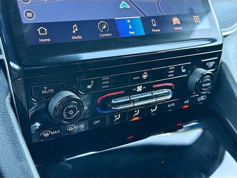 Used 2024 Jeep Grand Cherokee Limited image 16