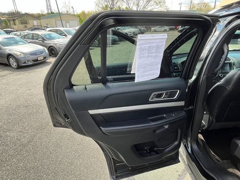 Used 2017 Ford Explorer XLT w/ Equipment Group 201A FWD image 12
