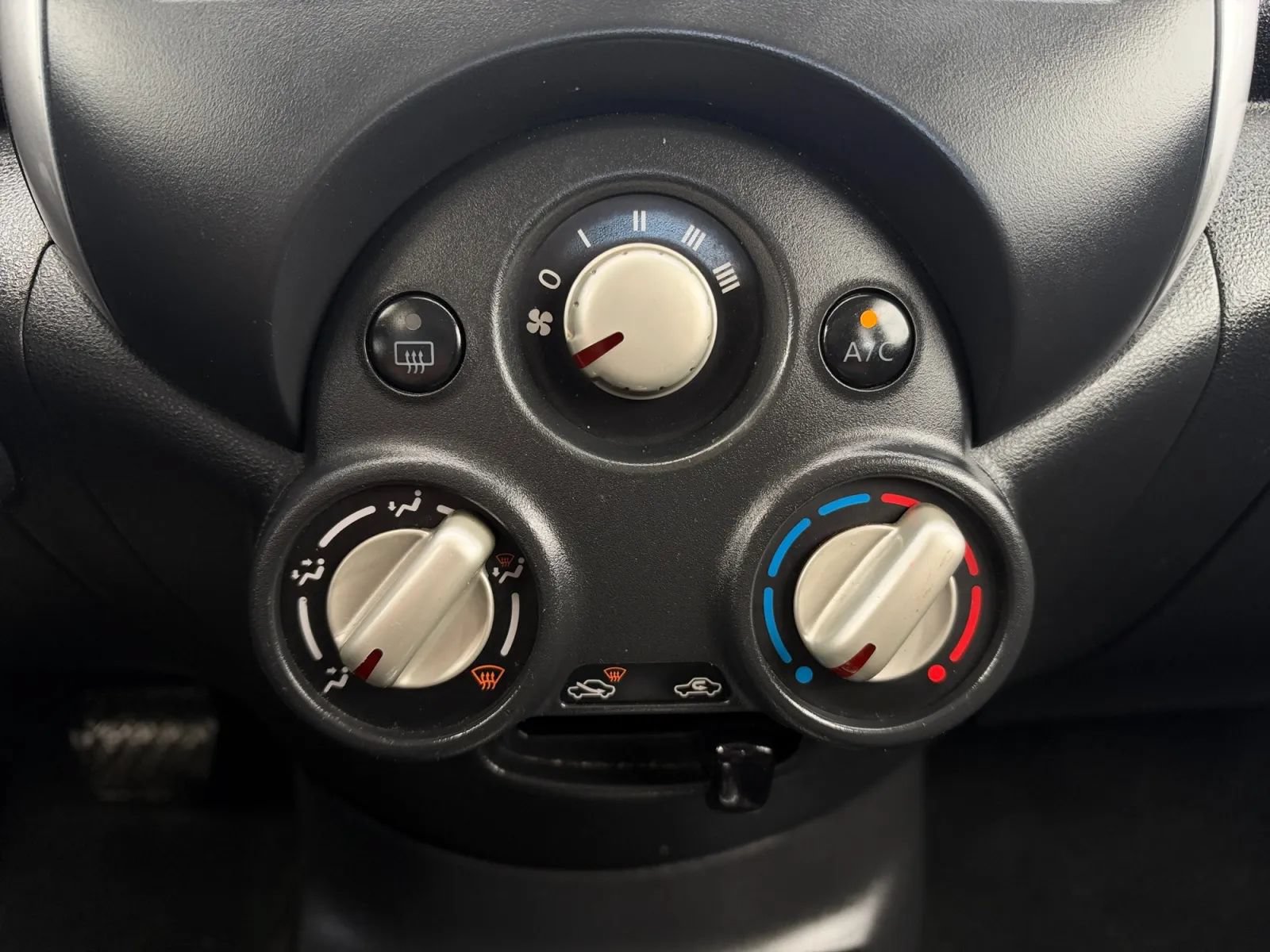 Used 2014 Nissan Versa SV FWD image 31
