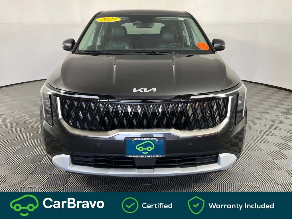 Used 2025 Kia Carnival FWD image 3