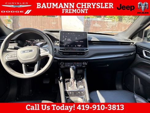 Used 2025 Jeep Compass Trailhawk AWD/4WD image 12