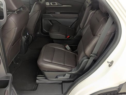 Used 2025 Ford Explorer Platinum image 14