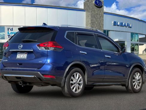 Used 2017 Nissan Rogue SV image 2