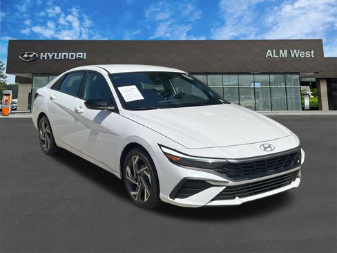 Certified 2025 Hyundai Elantra Sport FWD image 3