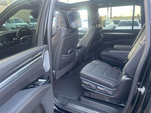 Used 2025 Cadillac Escalade ESV V AWD/4WD image 16