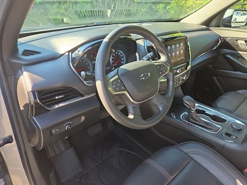 Used 2023 Chevrolet Traverse RS FWD image 15