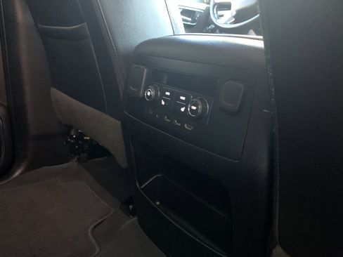 Used 2019 GMC Yukon XL SLT w/ Graphite Performance Edition image 28