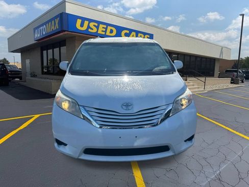 Used 2015 Toyota Sienna LE AWD/4WD image 3