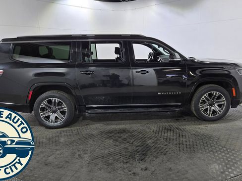 Used 2024 Jeep Wagoneer L Series II w/ Flexible Seating Group AWD/4WD image 9