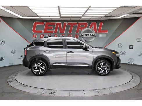 Used 2026 Nissan Kicks SV w/ SV Premium Package FWD image 5