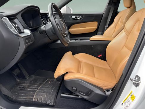 Used 2019 Volvo XC60 T5 Momentum w/ Premium Package image 9