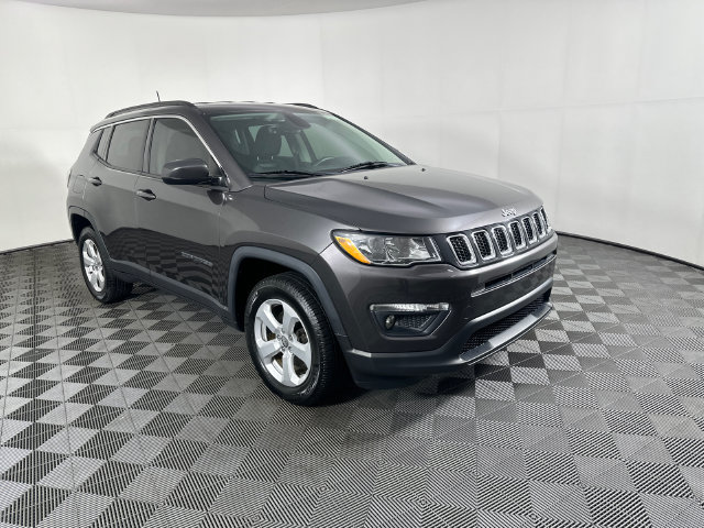 Used 2017 Jeep Compass Latitude w/ Popular Equipment Group AWD/4WD image 2
